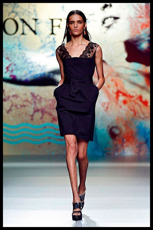 ION FIZ. Elegancia y clase es lo que se desprende de este maravilloso vestido negro. Me gusta el detalle de los bolsillos y la cintura. Me lo pondría para una cena muy romántica.