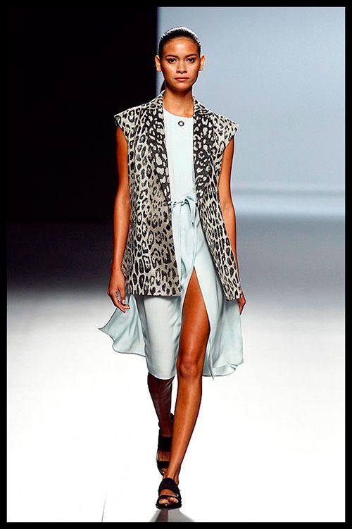 ANGEL SCHLESSER. Me fascina este look safari tan chic y atemporal compuesto por vestido y chaleco con estampado leopardo. Sería ideal para ir a un evento artístico.