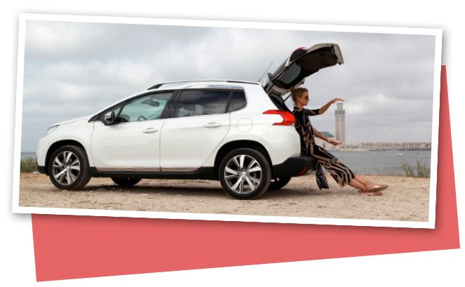 María León con su compañero de viaje Peugeot 2008 María León con su compañero de viaje Peugeot 2008