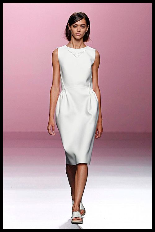 DEVOTA & LOMBA. Este vestido de inspiración romántica sería ideal para acudir al estreno de una exposición de arte.