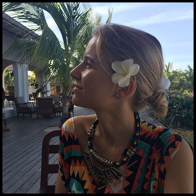 Vestido de la firma Mucholarala, sandalias y sombrero de Oysho, bolso del mercadillo del pueblo de Tomares, gafas de Life Italia, collar de Primark,  pulseras de Pintor de Gala y flor de pelo de OntopBarcelona.