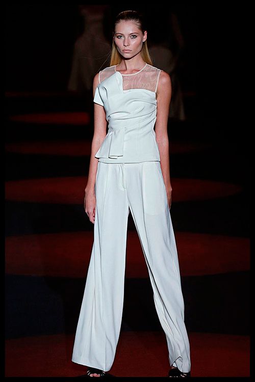 MIGUEL PALACIO. Vuelve a sus orígenes tras varias temporadas colaborando con Hoss Intropia. Este total look en blanco me parece de lo más elegante y sofisticado. Yo me lo pondría para una celebración de día.