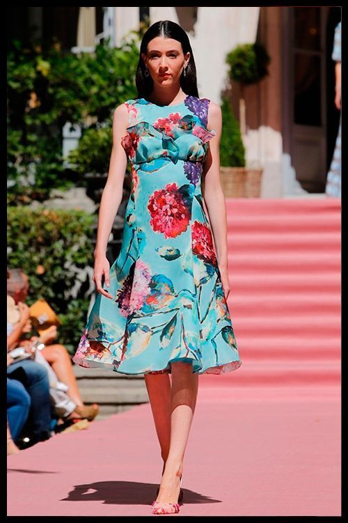 JORGE VAZQUEZ. No se puede tener más glamour que con este maravilloso vestido estampado inspirado en la Riviera Francesa y en los años 50. Sería perfecto para una boda de día.