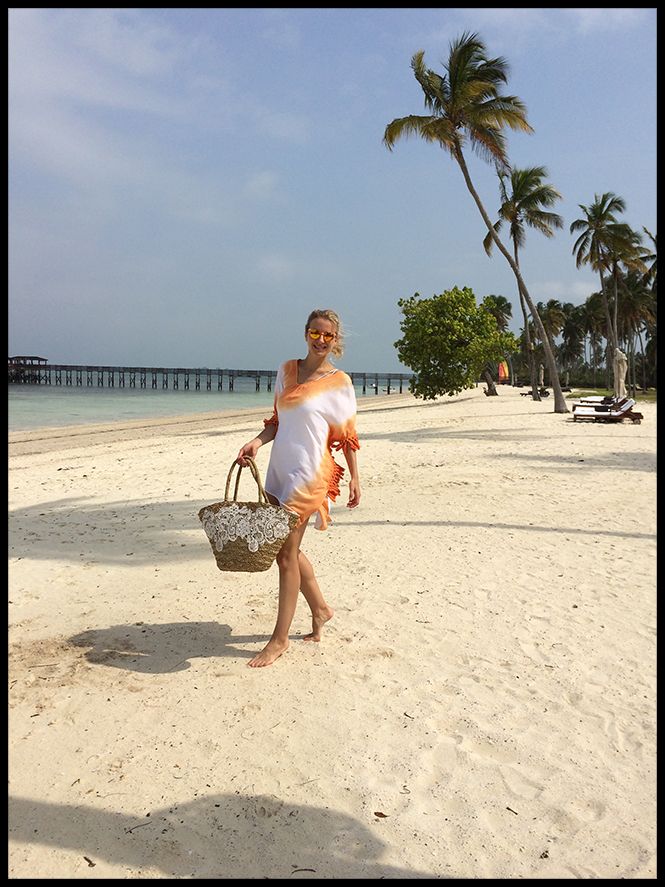 Para un día playero escogí traje de baño de R&S Fashion, poncho de Mónica Lendinez, gafas de Miss Hamptons, capazo de Textura y chanclas Hawaianas.