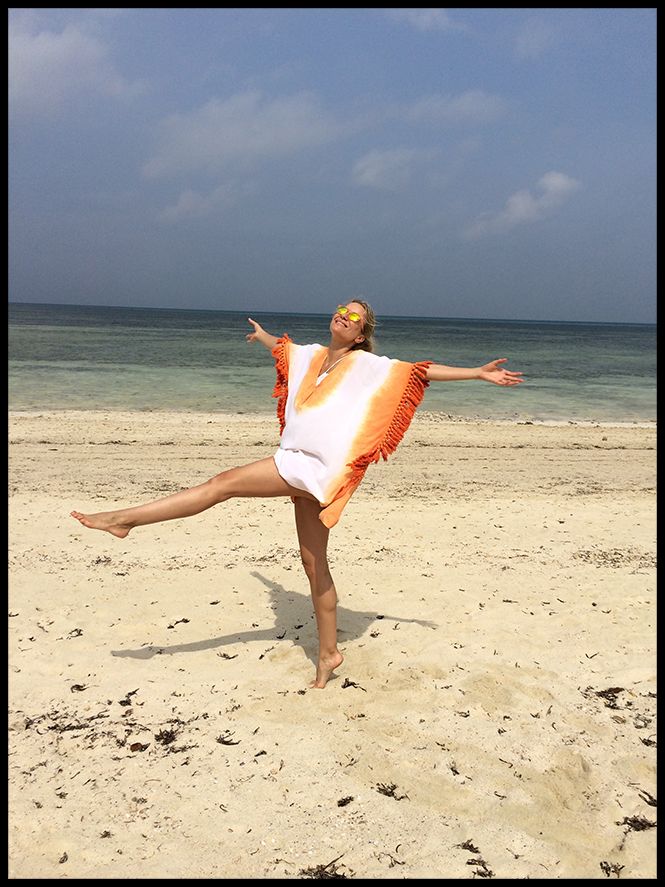 Para un día playero escogí traje de baño de R&S Fashion, poncho de Mónica Lendinez, gafas de Miss Hamptons, capazo de Textura y chanclas Hawaianas.