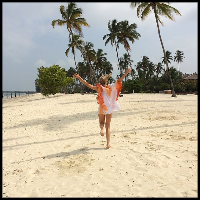 Para un día playero escogí traje de baño de R&S Fashion, poncho de Mónica Lendinez, gafas de Miss Hamptons, capazo de Textura y chanclas Hawaianas.