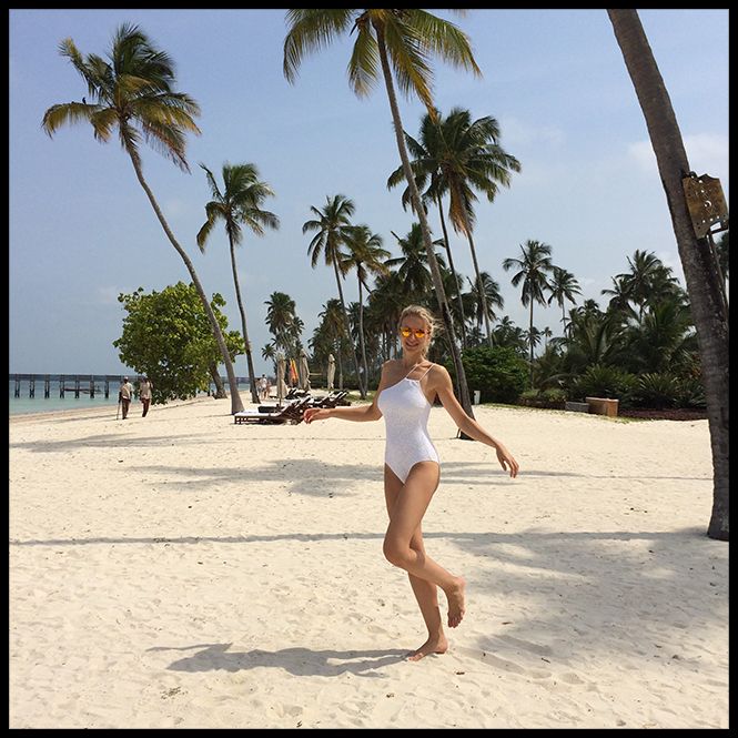 Para un día playero escogí traje de baño de R&S Fashion, poncho de Mónica Lendinez, gafas de Miss Hamptons, capazo de Textura y chanclas Hawaianas.
