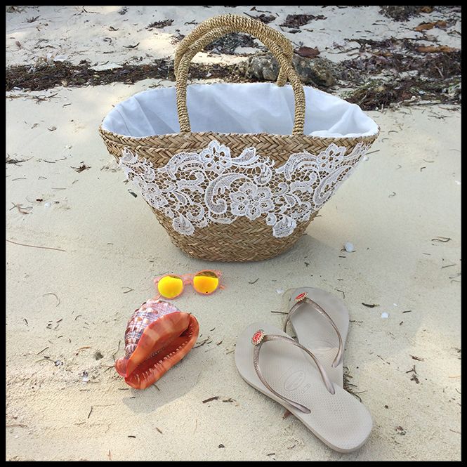 Para un día playero escogí traje de baño de R&S Fashion, poncho de Mónica Lendinez, gafas de Miss Hamptons, capazo de Textura y chanclas Hawaianas.