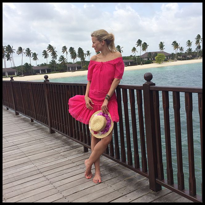 Para estos viajes, este tipo de vestidos resulta perfecto. Aquí llevo uno de Charo Ruiz Ibiza, canotier de Macahe y flor de OntopBarcelona.