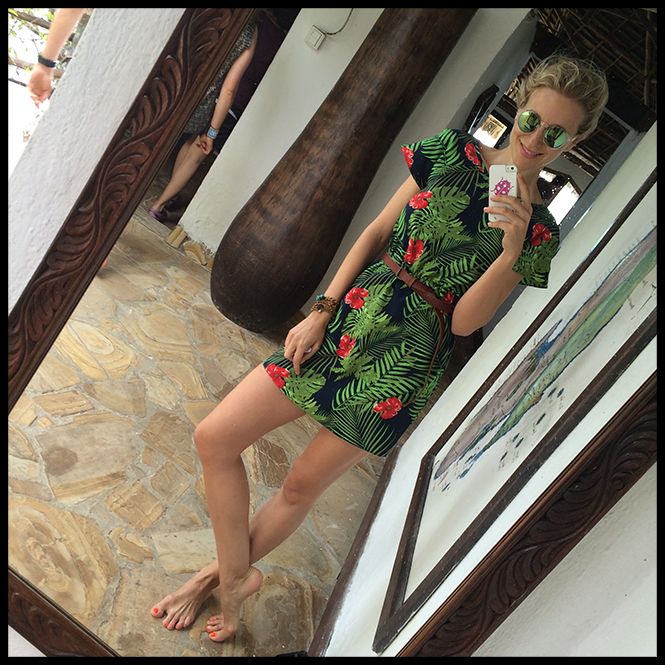 Este vestido con estampado muy adhoc es de Triana B&C y lo combiné con cinturón de TopShop y gafas de Zara.