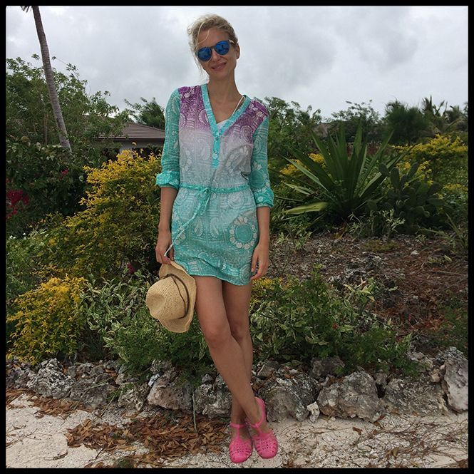 María León con vestido Antik Batik y lo combiné con traje de baño de Marzia Genesi Sea, cangrejeras de Igor Shoes y gafas de Ontop Barcelona.