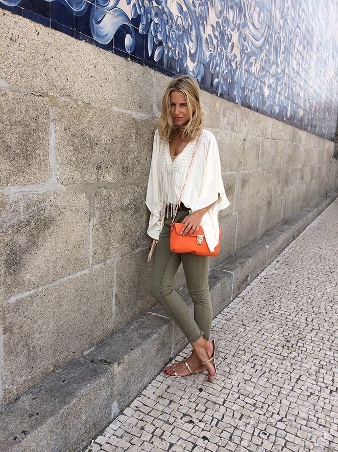 Para pasear por Oporto, uno de los días elegí este cómodo estilismo. Llevo pantalones de PDH Sport, camisa de Papaya, sandalias de Zara y bolso de Folli Follie.