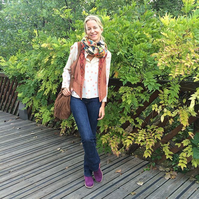 María León con look confeccionado por jeans de Zara, camisa de Des Petits Hauts, chalequillo comprado en mercadillo de Londres, botas Neon Boots, calcetines de TOPSHOP, fular de Zara y bolso de flecos de The Code.