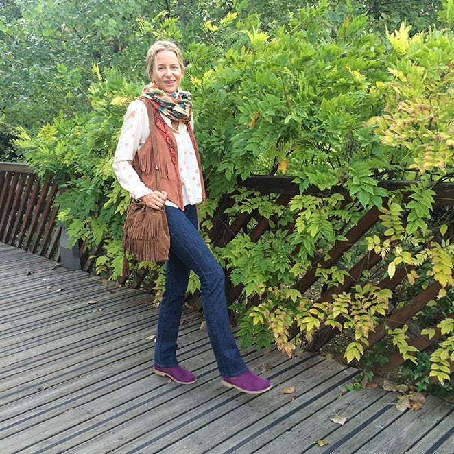 María León con look confeccionado por jeans de Zara, camisa de Des Petits Hauts, chalequillo comprado en mercadillo de Londres, botas Neon Boots, calcetines de TOPSHOP, fular de Zara y bolso de flecos de The Code.