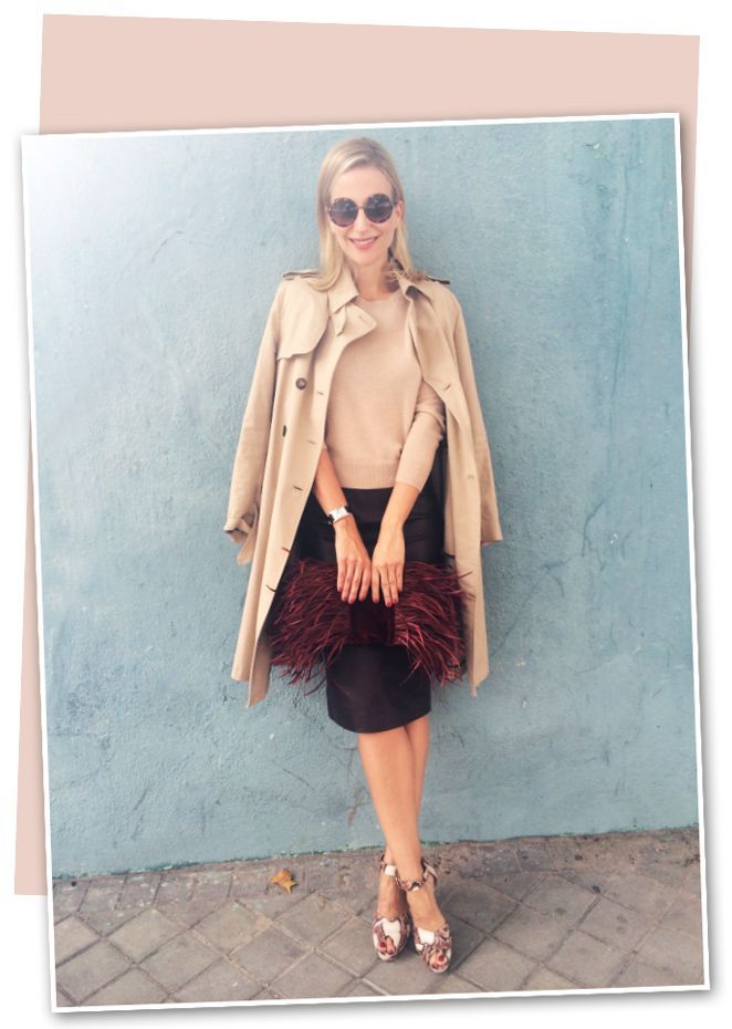 Look de María León el que combina sus dos fichajes de Marks & Spencer con sandalias de Stuart Weitzman, bolso de terciopelo burdeos con plumas de Pinkoko y gafas de Lord Wilmore.
