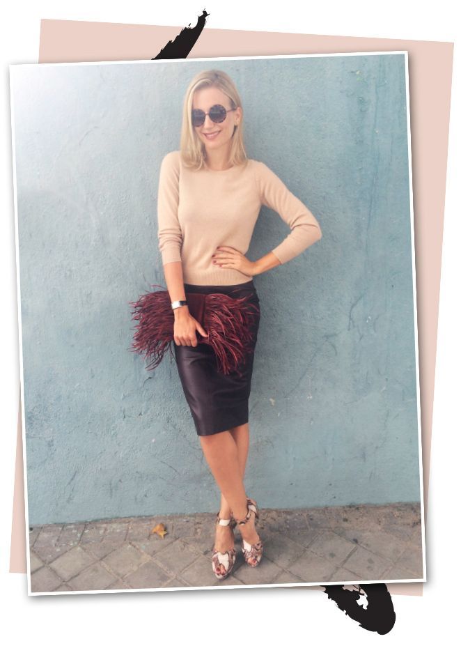 Look de María León el que combina sus dos fichajes de Marks & Spencer con sandalias de Stuart Weitzman, bolso de terciopelo burdeos con plumas de Pinkoko y gafas de Lord Wilmore.