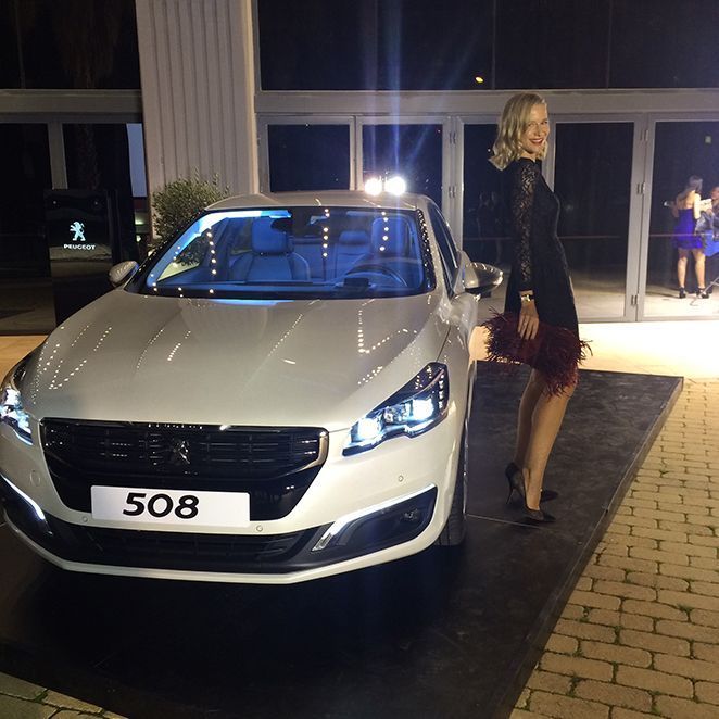 María León con el Peugeot 508 en los premios Men's Health