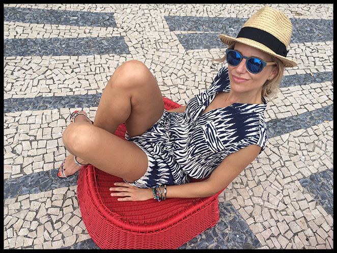 Mono estampado. Cuando lo vi en la tienda Papaya me encantó desde el primer momento porque me pareció cómodo y fresquito, además de estiloso. Yo lo combiné con un bolso que me compré en Oporto, sombrero de Aïta, sandalias de Zara y gafas de madera Ontop Barcelona. Mono estampado. Cuando lo vi en la tienda Papaya me encantó desde el primer momento porque me pareció cómodo y fresquito, además de estiloso. Yo lo combiné con un bolso que me compré en Oporto, sombrero de Aïta, sandalias de Zara y gafas de madera Ontop Barcelona.