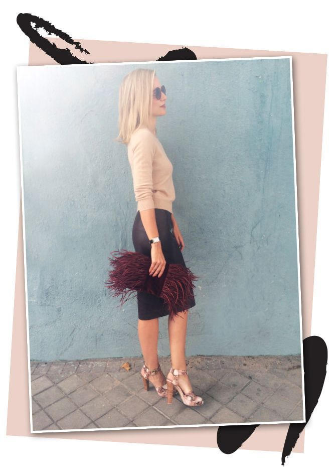 Look de María León el que combina sus dos fichajes de Marks & Spencer con sandalias de Stuart Weitzman, bolso de terciopelo burdeos con plumas de Pinkoko y gafas de Lord Wilmore.