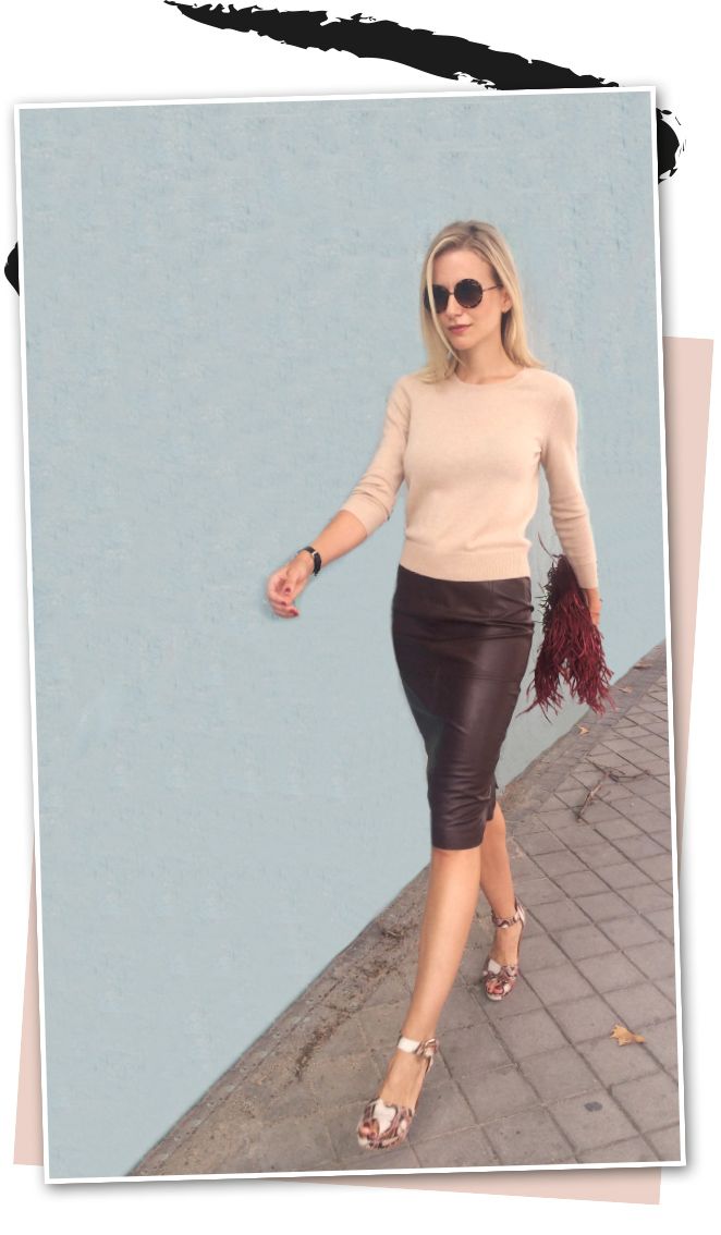 Look de María León el que combina sus dos fichajes de Marks & Spencer con sandalias de Stuart Weitzman, bolso de terciopelo burdeos con plumas de Pinkoko y gafas de Lord Wilmore.