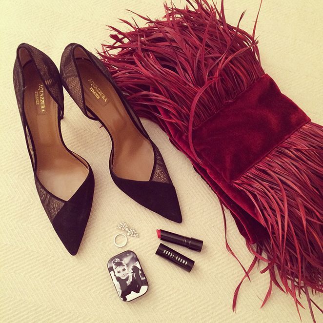 salones de Aquazzura, pendientes de Swarovski y cartera de Pinkoco