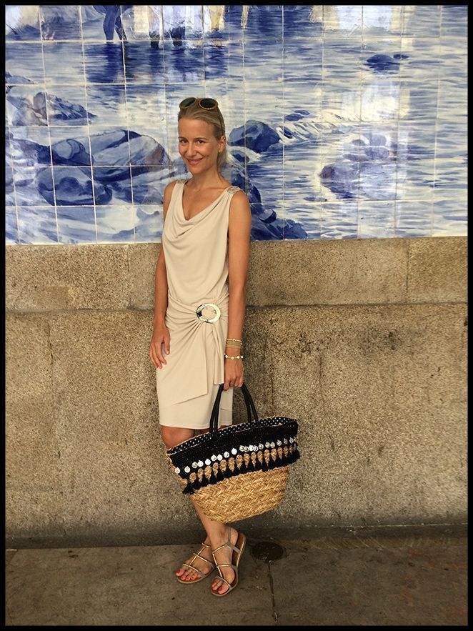 Vestido de día. Me encantó este beige de Elisa Cortés que combiné con sandalias de Oysho, capazo de Giuseppo, gafas de Folli Follie y pulseras de Ibiza Passion. Vestido de día. Me encantó este beige de Elisa Cortés que combiné con sandalias de Oysho, capazo de Giuseppo, gafas de Folli Follie y pulseras de Ibiza Passion.