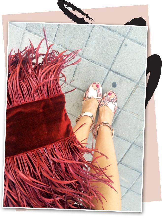 Look de María León el que combina sus dos fichajes de Marks & Spencer con sandalias de Stuart Weitzman, bolso de terciopelo burdeos con plumas de Pinkoko y gafas de Lord Wilmore.