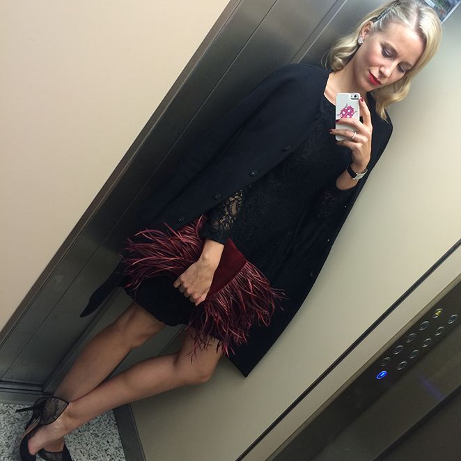 Outfit de vestido de encaje de Pedro del Hierro, que combiné con salones de Aquazzura, pendientes de Swarovski y cartera de Pinkoco.