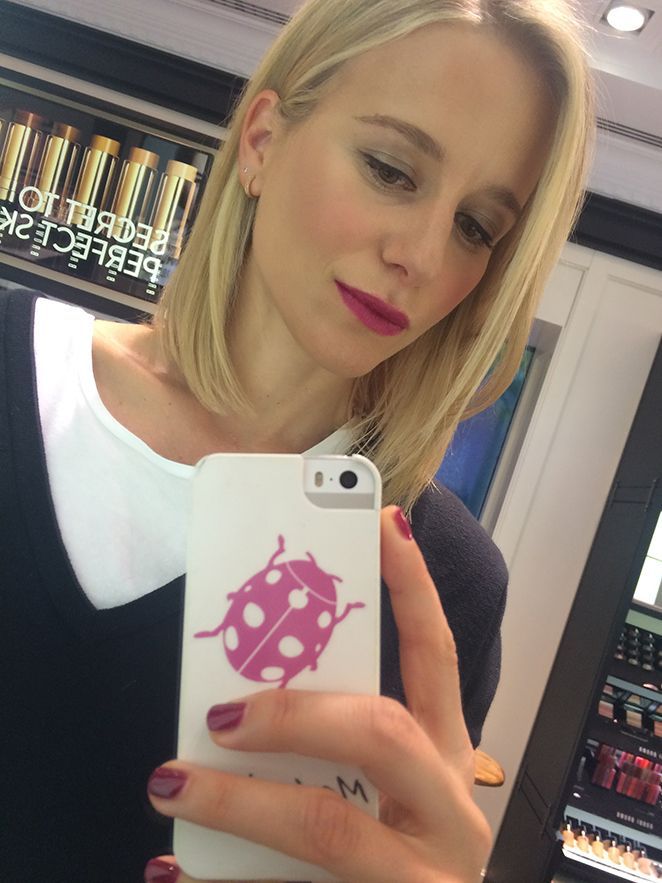 María Baras de Cheska me peinó de manera muy natural, María de Bobbi Brown me maquilló con eyeliner en los ojos y resaltando la boca también en color magenta y Nails Couture añadió otro toque rosa a mi manicura. María Baras de Cheska me peinó de manera muy natural, María de Bobbi Brown me maquilló con eyeliner en los ojos y resaltando la boca también en color magenta y Nails Couture añadió otro toque rosa a mi manicura.