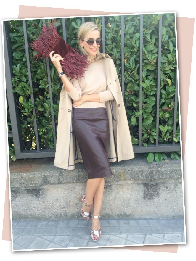 Look de María León el que combina sus dos fichajes de Marks & Spencer con sandalias de Stuart Weitzman, bolso de terciopelo burdeos con plumas de Pinkoko y gafas de Lord Wilmore.