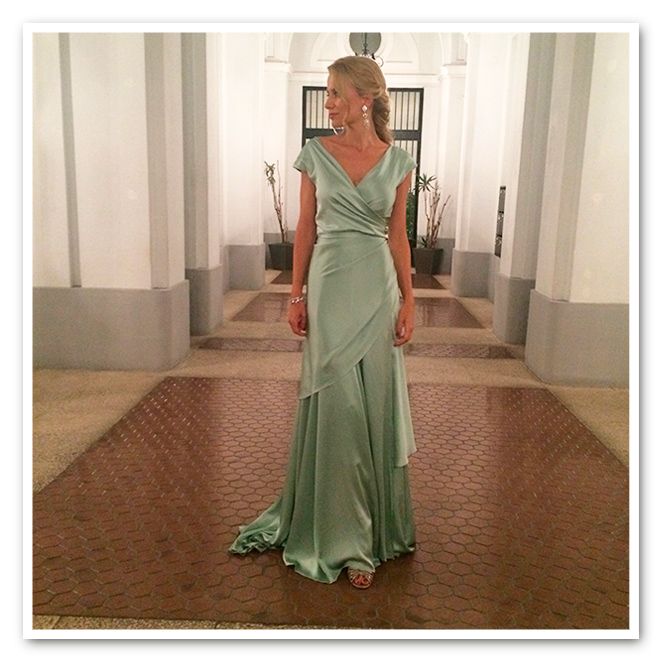 María León con vestido Cortana, de raso color verde menta de aire “vintage” que combiné con piezas de bisutería de CAT, sandalias de La Firma y clutch de Salvador Bachiller. Como detalles “Beauty” volví a confiar en María Baras de Cheska que es una artista haciendo peinados de película, el maquillaje natural con toque ahumado en los ojos de Bibi de Bobbi Brown y el punto de color frambuesa de la manicura de Nails Couture.