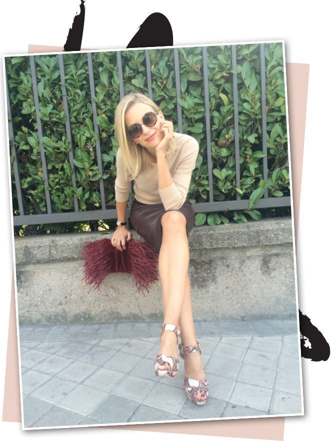 Look de María León el que combina sus dos fichajes de Marks & Spencer con sandalias de Stuart Weitzman, bolso de terciopelo burdeos con plumas de Pinkoko y gafas de Lord Wilmore.