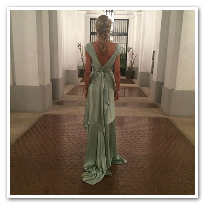 María León con vestido Cortana, de raso color verde menta de aire “vintage” que combiné con piezas de bisutería de CAT, sandalias de La Firma y clutch de Salvador Bachiller. Como detalles “Beauty” volví a confiar en María Baras de Cheska que es una artista haciendo peinados de película, el maquillaje natural con toque ahumado en los ojos de Bibi de Bobbi Brown y el punto de color frambuesa de la manicura de Nails Couture.