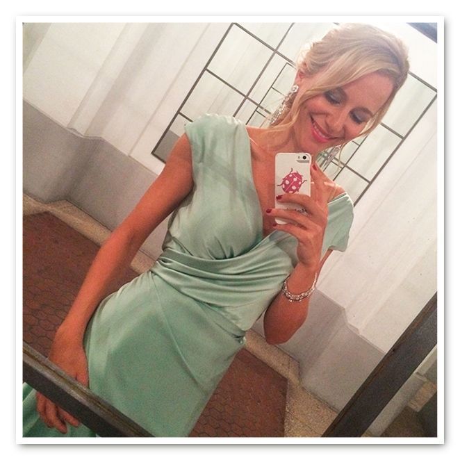 María León con vestido Cortana, de raso color verde menta de aire “vintage” que combiné con piezas de bisutería de CAT, sandalias de La Firma y clutch de Salvador Bachiller. Como detalles “Beauty” volví a confiar en María Baras de Cheska que es una artista haciendo peinados de película, el maquillaje natural con toque ahumado en los ojos de Bibi de Bobbi Brown y el punto de color frambuesa de la manicura de Nails Couture.