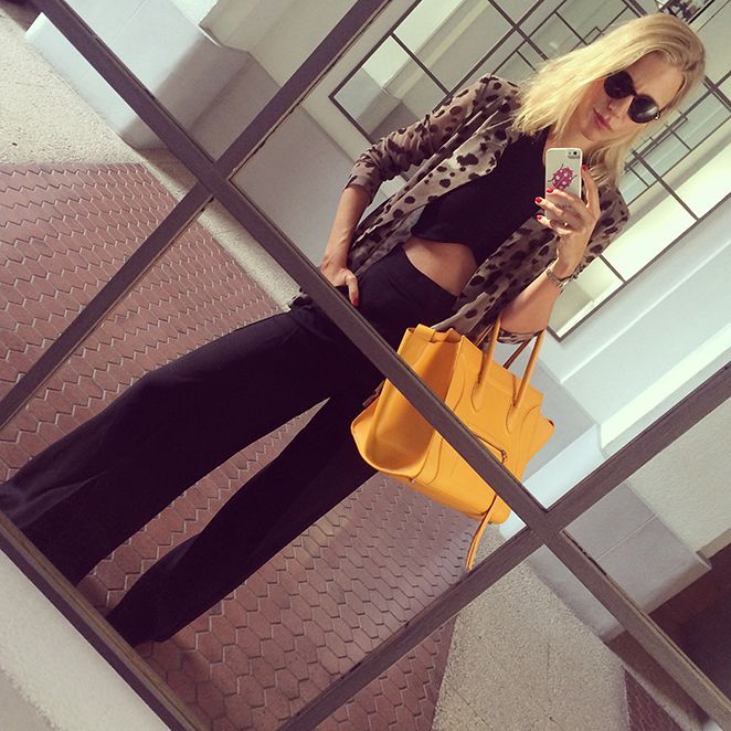 Exclusivo bolso de Celine en color amarillo huevo en conbinación con outfit María León
