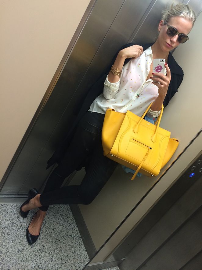 Exclusivo bolso de Celine en color amarillo huevo en conbinación con outfit María León
