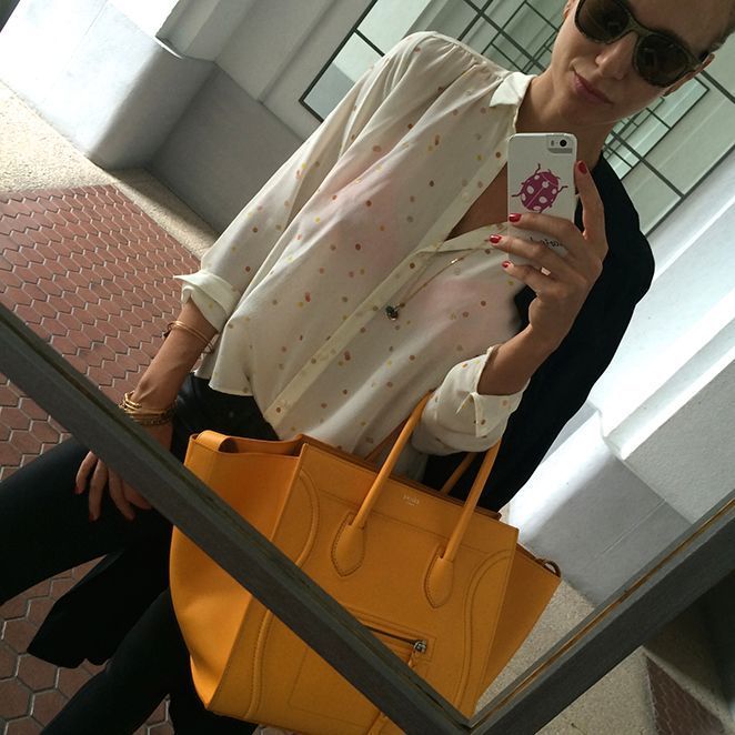 Exclusivo bolso de Celine en color amarillo huevo en conbinación con outfit María León
