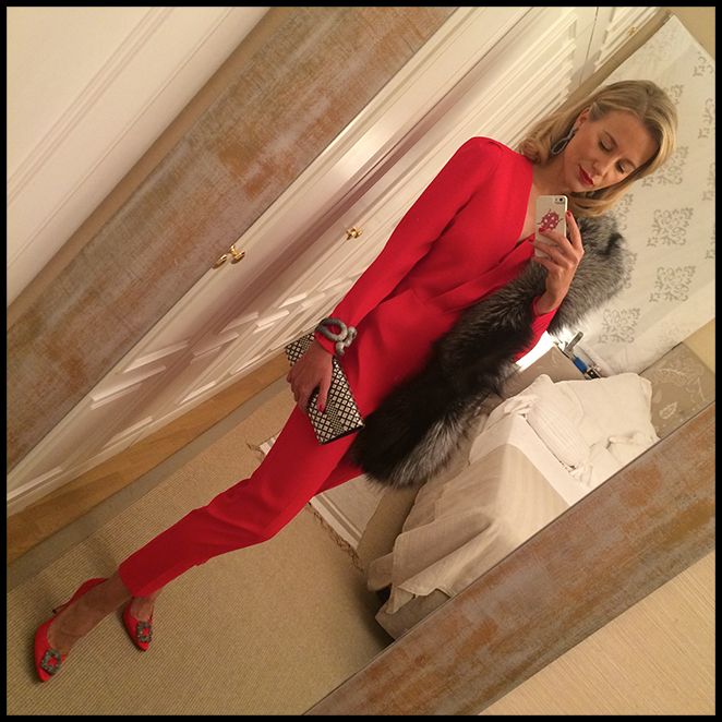 María León con mono rojo de Pedro del Hierro combinado con unos impresionantes Manolos de Manolo Blahnik, pendientes y pulsera de CAT, cartera de Jimmy Choo y estola de pelo de Nelsy Chelala. María León con mono rojo de Pedro del Hierro combinado con unos impresionantes Manolos de Manolo Blahnik, pendientes y pulsera de CAT, cartera de Jimmy Choo y estola de pelo de Nelsy Chelala.