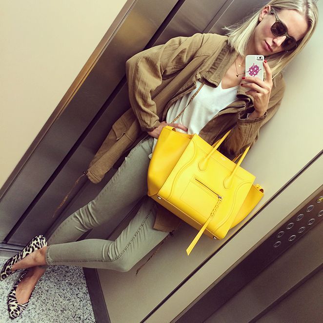 Exclusivo bolso de Celine en color amarillo huevo en conbinación con outfit María León