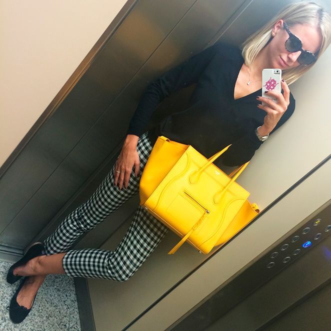Exclusivo bolso de Celine en color amarillo huevo en conbinación con outfit María León