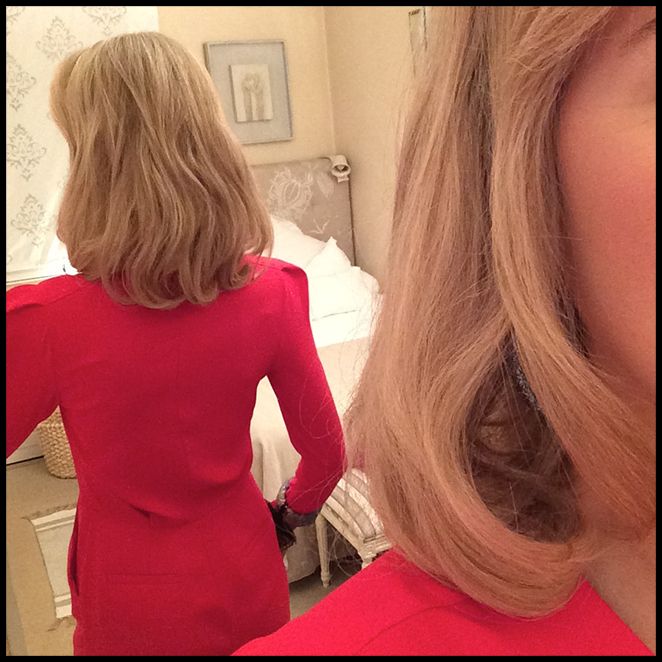 María León con mono rojo de Pedro del Hierro combinado con unos impresionantes Manolos de Manolo Blahnik, pendientes y pulsera de CAT, cartera de Jimmy Choo y estola de pelo de Nelsy Chelala. María León con mono rojo de Pedro del Hierro combinado con unos impresionantes Manolos de Manolo Blahnik, pendientes y pulsera de CAT, cartera de Jimmy Choo y estola de pelo de Nelsy Chelala.