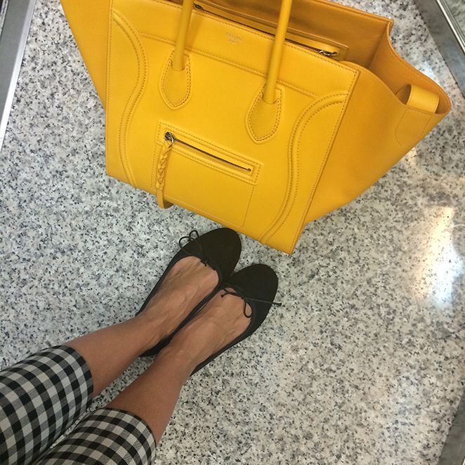 Exclusivo bolso de Celine en color amarillo huevo en conbinación con outfit María León