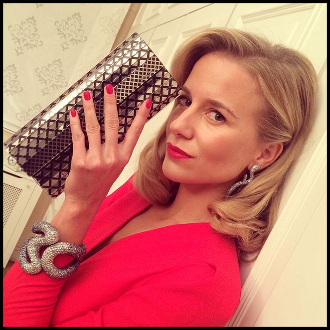 María León con mono rojo de Pedro del Hierro combinado con unos impresionantes Manolos de Manolo Blahnik, pendientes y pulsera de CAT, cartera de Jimmy Choo y estola de pelo de Nelsy Chelala. María León con mono rojo de Pedro del Hierro combinado con unos impresionantes Manolos de Manolo Blahnik, pendientes y pulsera de CAT, cartera de Jimmy Choo y estola de pelo de Nelsy Chelala.