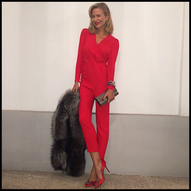 María León con mono rojo de Pedro del Hierro combinado con unos impresionantes Manolos de Manolo Blahnik, pendientes y pulsera de CAT, cartera de Jimmy Choo y estola de pelo de Nelsy Chelala. María León con mono rojo de Pedro del Hierro combinado con unos impresionantes Manolos de Manolo Blahnik, pendientes y pulsera de CAT, cartera de Jimmy Choo y estola de pelo de Nelsy Chelala.