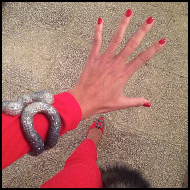 María León con mono rojo de Pedro del Hierro combinado con unos impresionantes Manolos de Manolo Blahnik, pendientes y pulsera de CAT, cartera de Jimmy Choo y estola de pelo de Nelsy Chelala. María León con mono rojo de Pedro del Hierro combinado con unos impresionantes Manolos de Manolo Blahnik, pendientes y pulsera de CAT, cartera de Jimmy Choo y estola de pelo de Nelsy Chelala.
