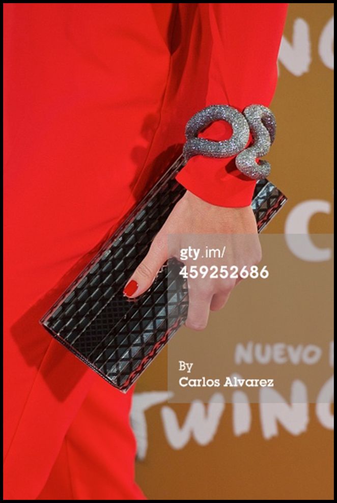 María León con mono rojo de Pedro del Hierro combinado con unos impresionantes Manolos de Manolo Blahnik, pendientes y pulsera de CAT, cartera de Jimmy Choo y estola de pelo de Nelsy Chelala. María León con mono rojo de Pedro del Hierro combinado con unos impresionantes Manolos de Manolo Blahnik, pendientes y pulsera de CAT, cartera de Jimmy Choo y estola de pelo de Nelsy Chelala.
