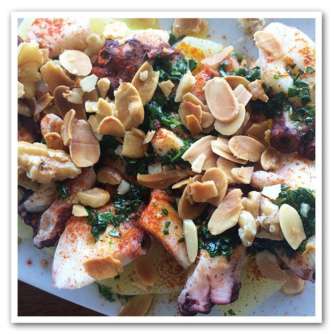 Si hace un día bueno, lo que más os recomiendo es ir a comer a la playa. Sal Café en La Barceloneta es una buen opción para disfrutar de ricos platos de seafood.
