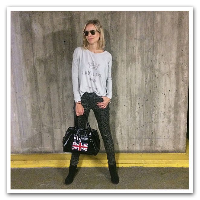 Pantalones by Pedro del Hierro, camiseta by The Hip Tee, gafas by Jimmy Choo, bolso by Longchamp y botitas by Maje.