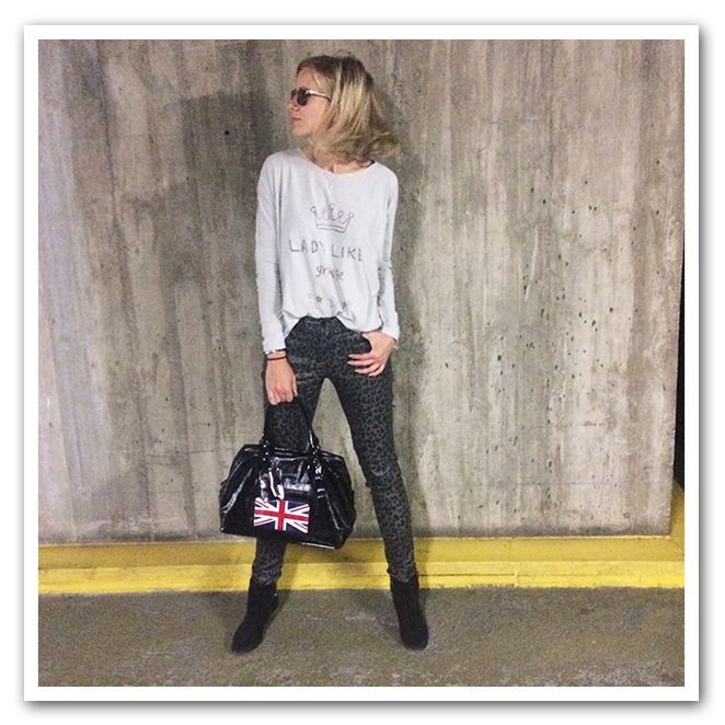 Pantalones by Pedro del Hierro, camiseta by The Hip Tee, gafas by Jimmy Choo, bolso by Longchamp y botitas by Maje.