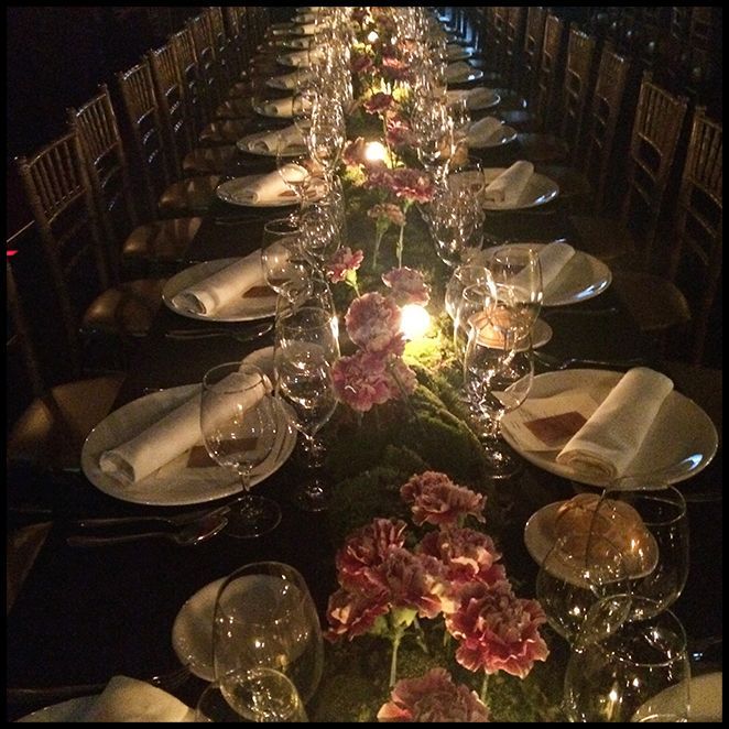 Espectacular me pareció como estaban decoradas las mesas de la cena con claveles rosas y miles de velas!! Espectacular me pareció como estaban decoradas las mesas de la cena con claveles rosas y miles de velas!!